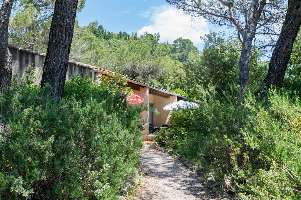 Les Arbousiers Village Hotel Provencal La Roquebrussanne Esterno foto