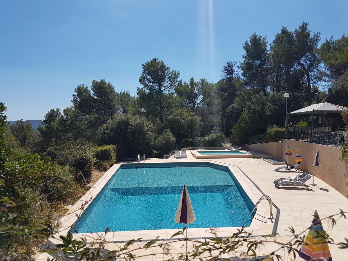 Les Arbousiers Village Hotel Provencal La Roquebrussanne Esterno foto
